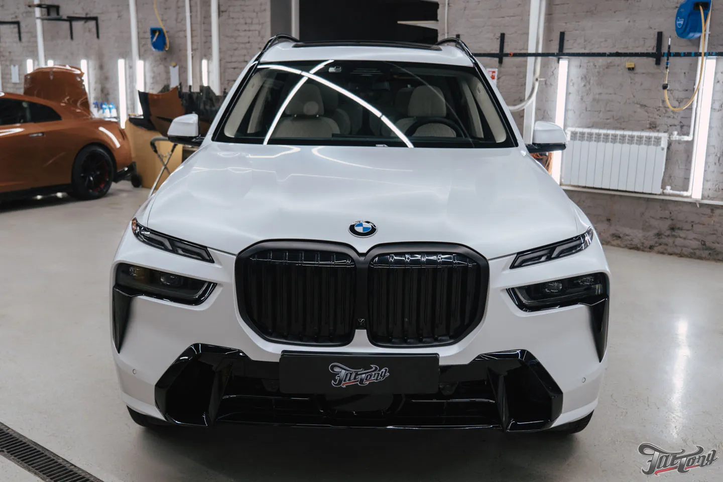 Оклеили белый BMW X7 матовым полиуретаном! Защитили черный глянец, обработали керамикой кузов и кожу в салоне